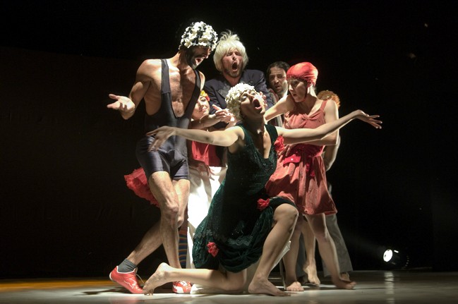 Una scena de "I bislacchi", di Artemis Danza / Monica Casadei.