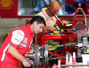 I meccanici assemblano la Ferrari di Raikkonen.