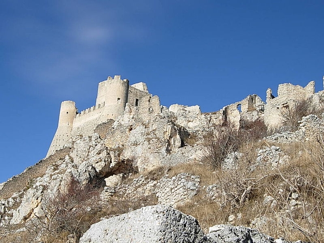 Il castello di Rocca Calascio, danneggiato dal sisma del 1703,  stata scelta come "set cinematografico" naturale per numerosi film, tra i quali "Il nome della Rosa", di Umberto Eco.
