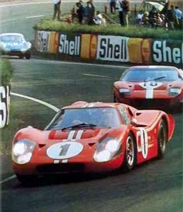 Le Mans, 1967. La Ford GT40 di Gurney e Foyt in pista.