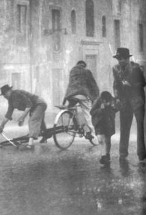 1948. - Una scena di "Ladri di biciclette", di Vittorio de Sica.