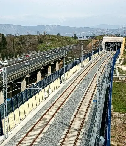 Italia y México: transporte ferroviario y red de carreteras