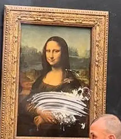 Al Louvre un uomo ha lanciato una torta sulla Gioconda