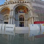 Venezia: barriere di vetro proteggono San Marco dall'acqua alta