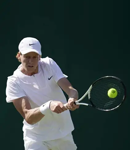 L'italiano Sinner affronta Djokovic in semifinale a Wimbledon / Foto: betarena.com