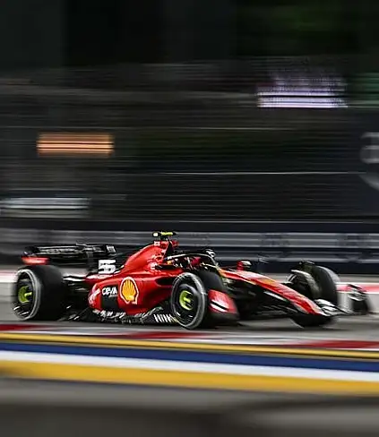 Carlos Sainz e la Ferrari vincono il Gran Premio di Singapore / Foto: Ansa-Afp