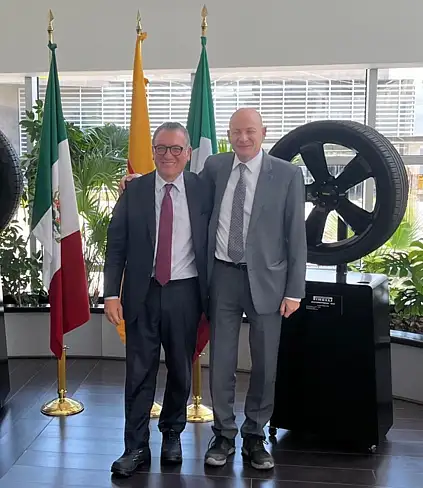 L'ambasciatore Modiano visita lo stabilimento Pirelli / Foto: Ambasciata d'Italia in Messico