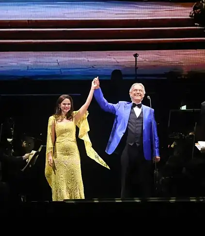 A Città del Messico Bocelli incanta lo Zócalo: lirica e cumbia per 130mila / Foto: Cuartoscuro e evynchihuahua.com